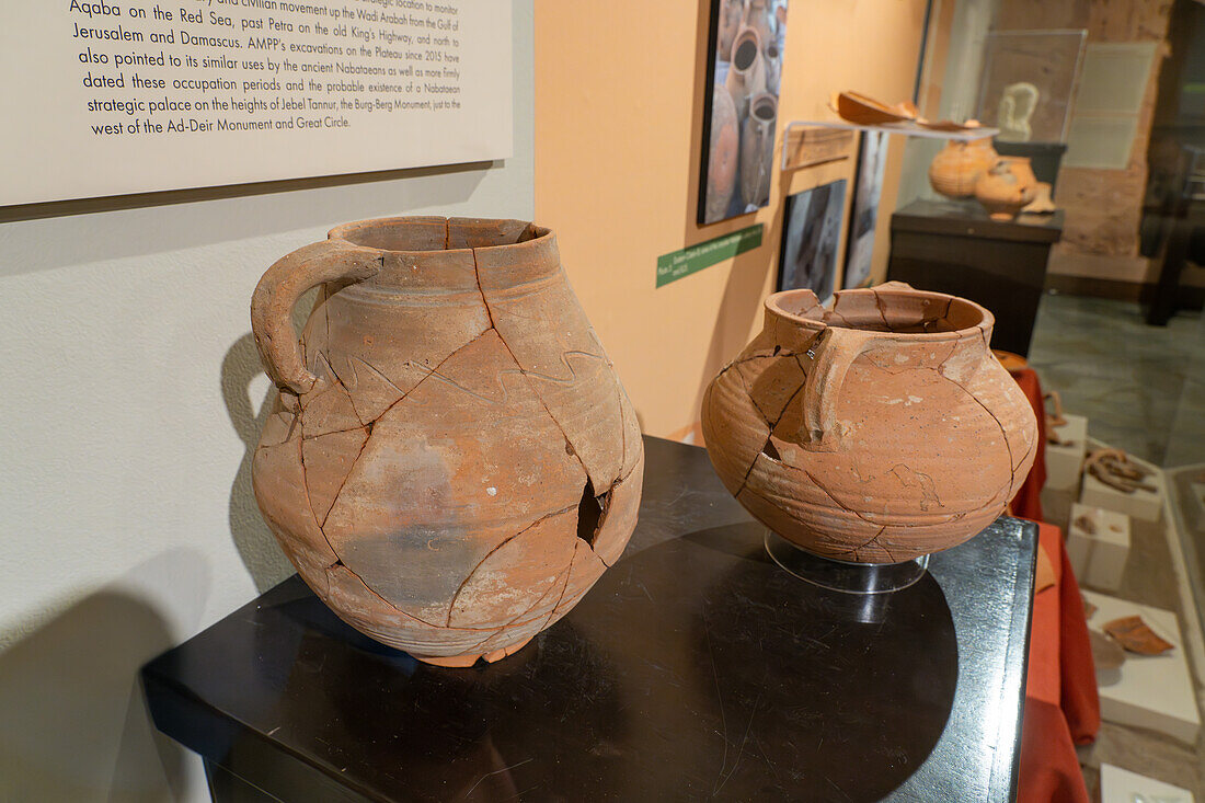 Rekonstruierte Keramikartefakte aus Petra, Jordanien. BYU Museum für Völker und Kulturen in Provo, Utah.