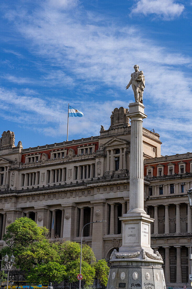 Der Gerichtspalast oder Justizpalast und das Lavalle-Denkmal im Stadtteil San Nicolas von Buenos Aires, Argentinien. Hauptsitz der Justiz und des Obersten Gerichtshofs von Argentinien.