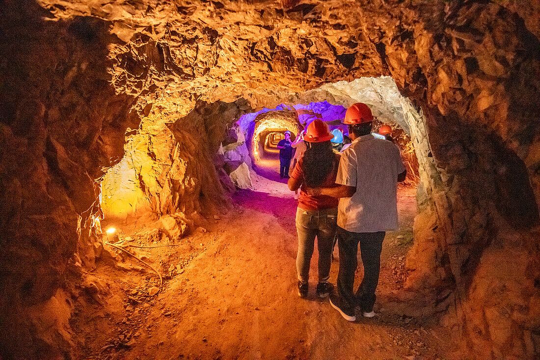 Reisegruppe erkundet die Goldmine von Ojuela.