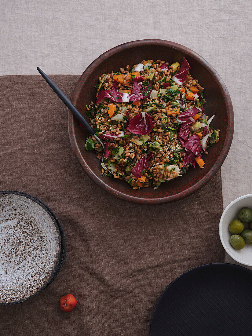 Stilleben-Ansicht von oben gesunder Gourmet-Dinkelsalat mit Radicchio und Gemüse