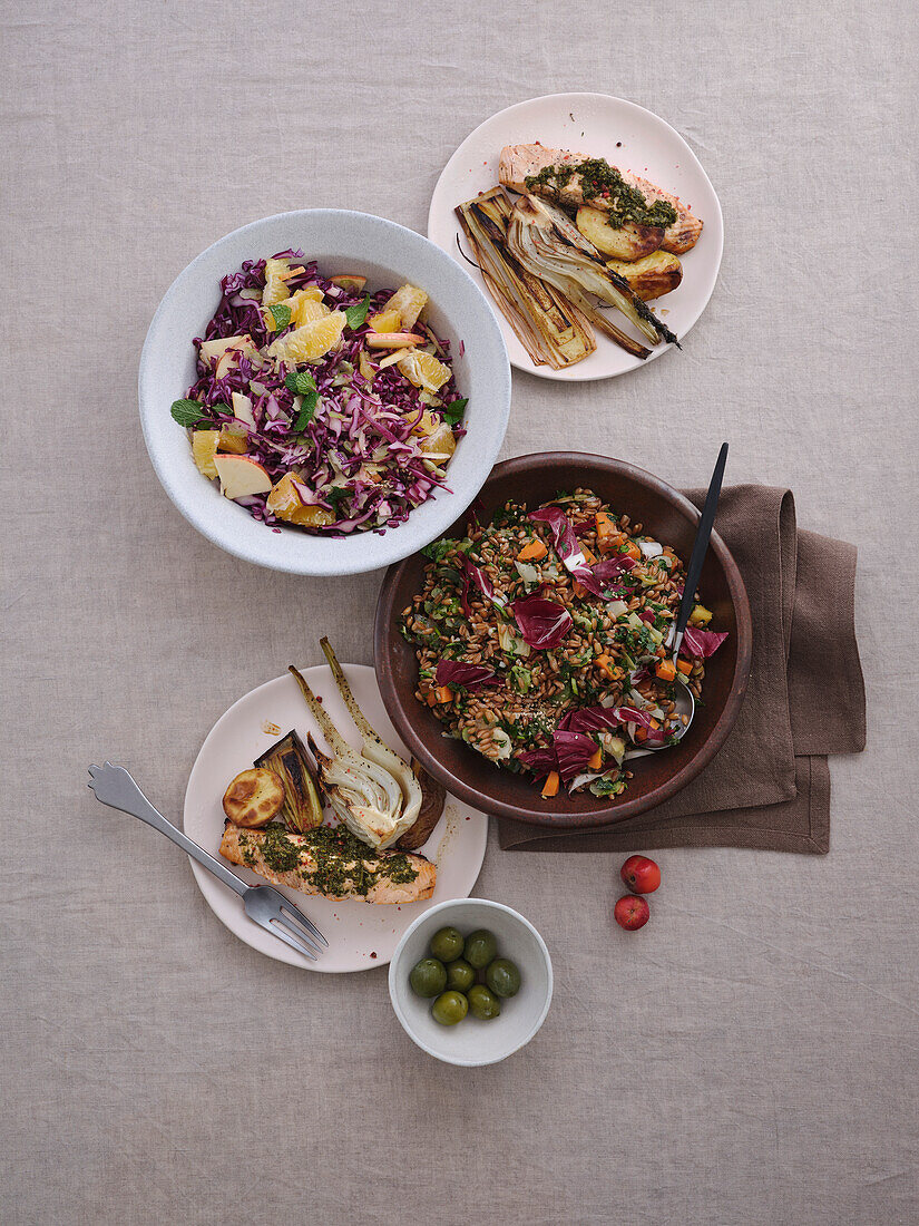 Stillebenansicht von oben gesundes, mediterranes Gourmetgericht mit gegrilltem Lachs, Dinkelsalat