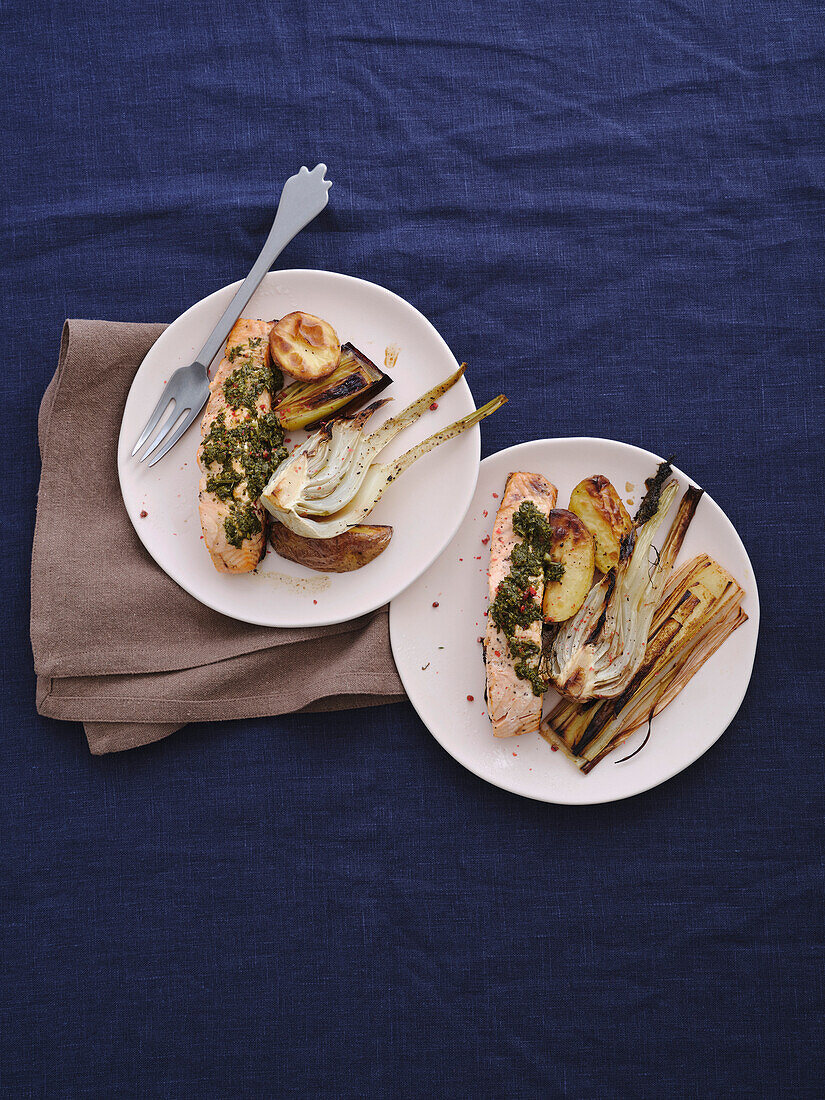 Stilleben Ansicht von oben gesundes Gourmetgericht von gegrilltem Lachs mit Pesto, gebackenen Kartoffeln, Fenchel