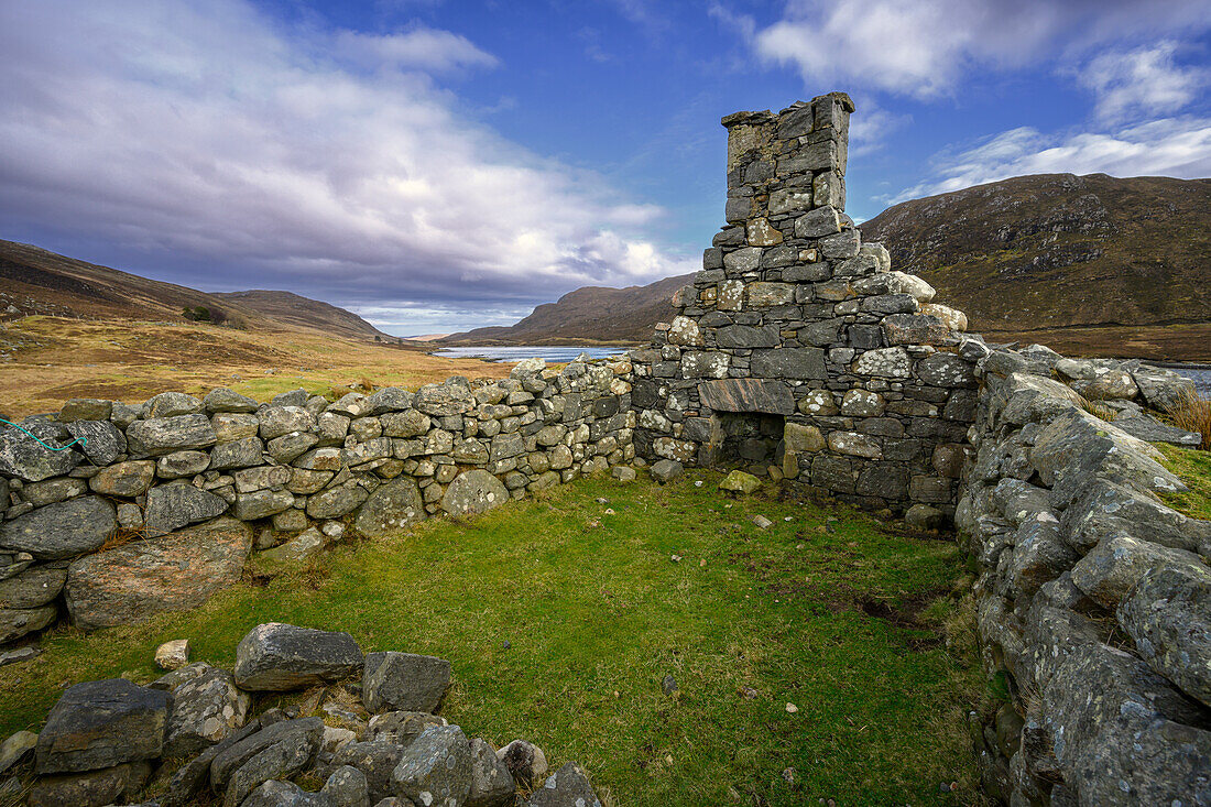 Ruinen eines verlassenen Hauses am Loch Seaforth auf der Isle of Lewis and Harris, Äußere Hebriden, Schottland.