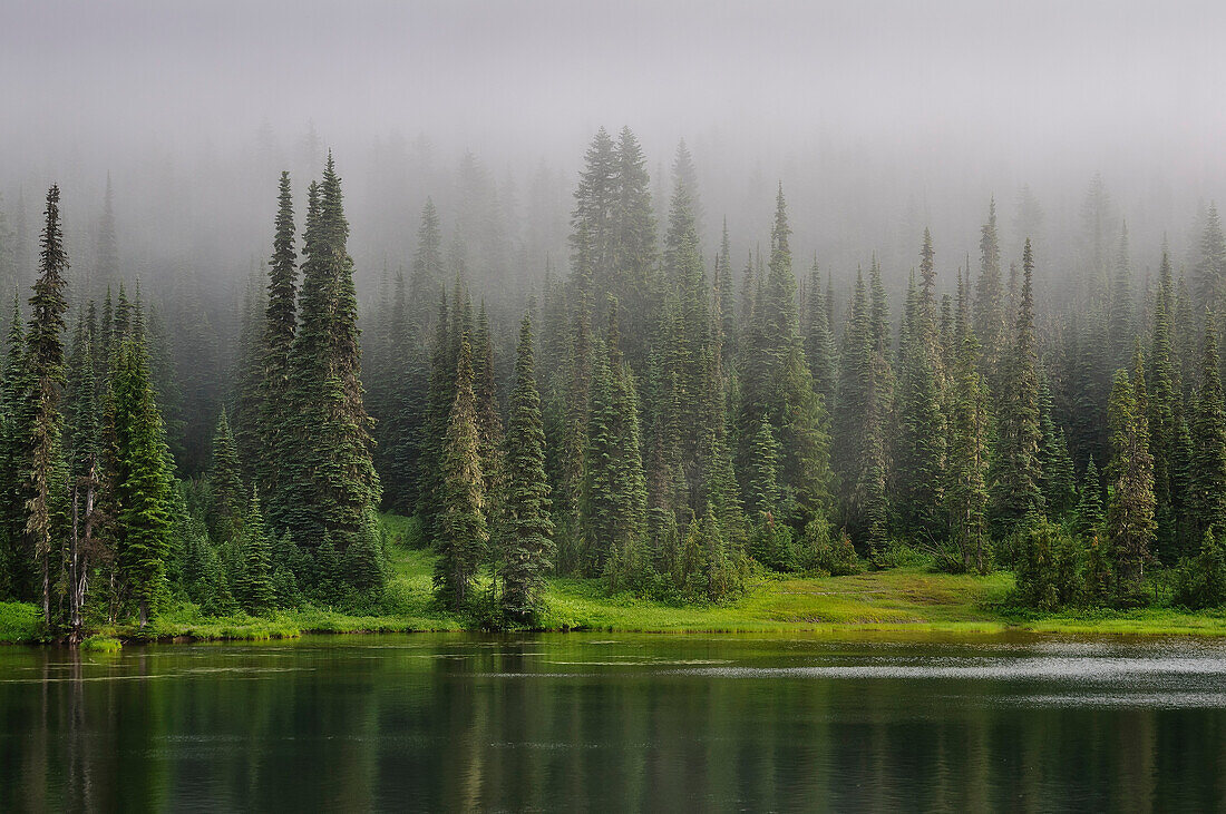 Auflösender Nebel über dem Reflection Lake, Mount Rainier National Park, Washington.