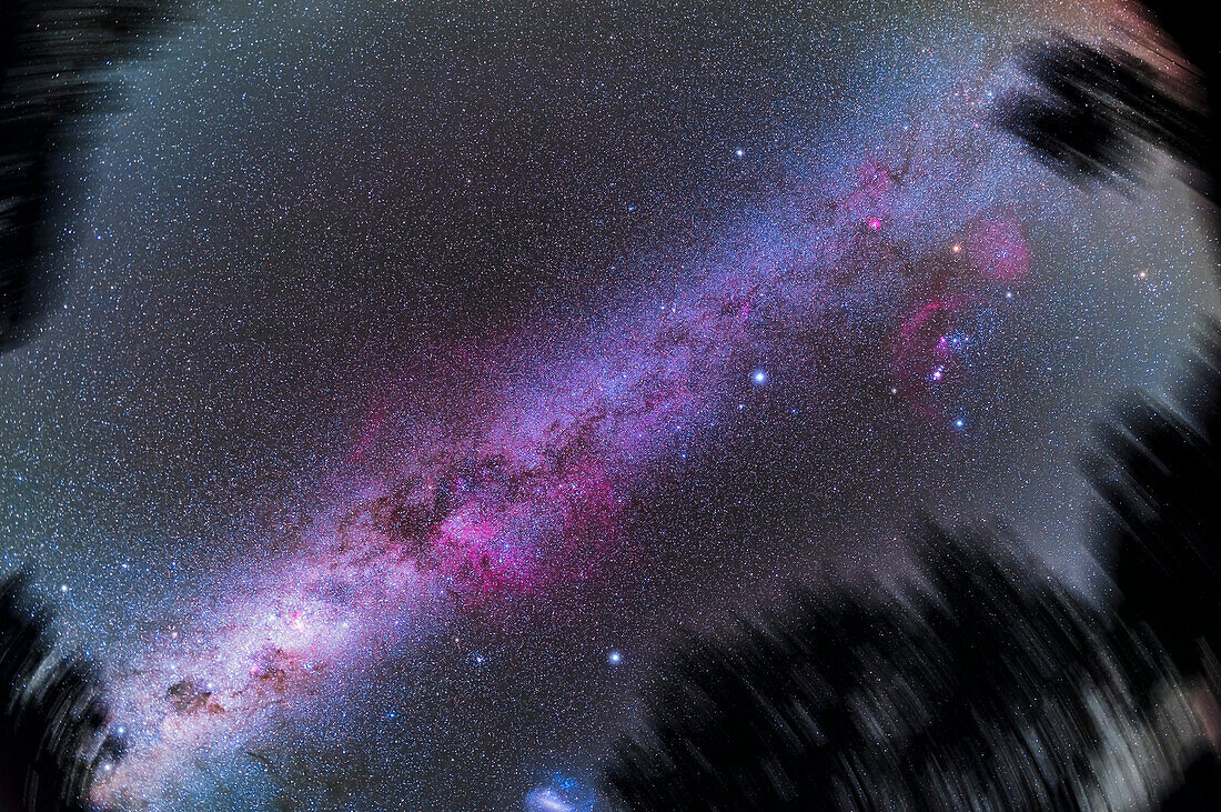 Dies ist eine Weitwinkelansicht der südlichen Milchstraße, hier von Carina und Crux unten links bis zu Orion und Monoceros oben rechts. Diese Aufnahme entstand vom 31. südlichen Breitengrad aus in einer australischen Herbstnacht am 3. März 2024.