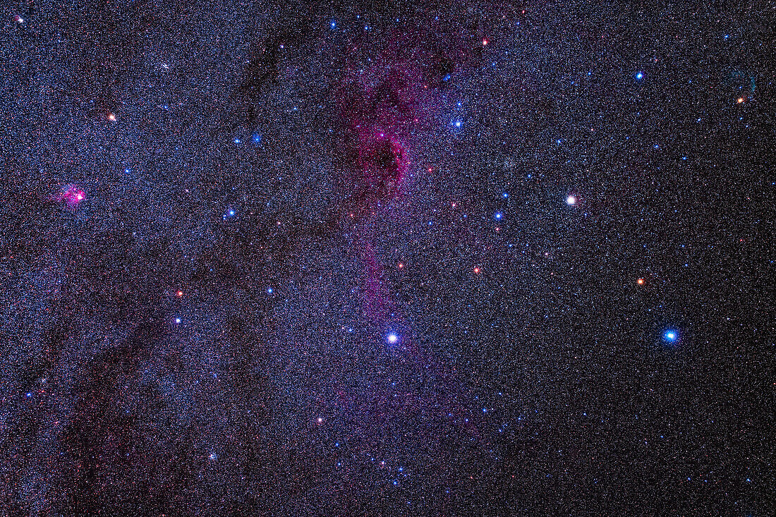 Diese Aufnahme zeigt die Region der Milchstraße im südlichen Canis Major und nördlichen Puppis, die reich an einer Vielzahl von Sternhaufen und etwas Nebel ist. Das Gesichtsfeld beträgt 15º mal 10º.