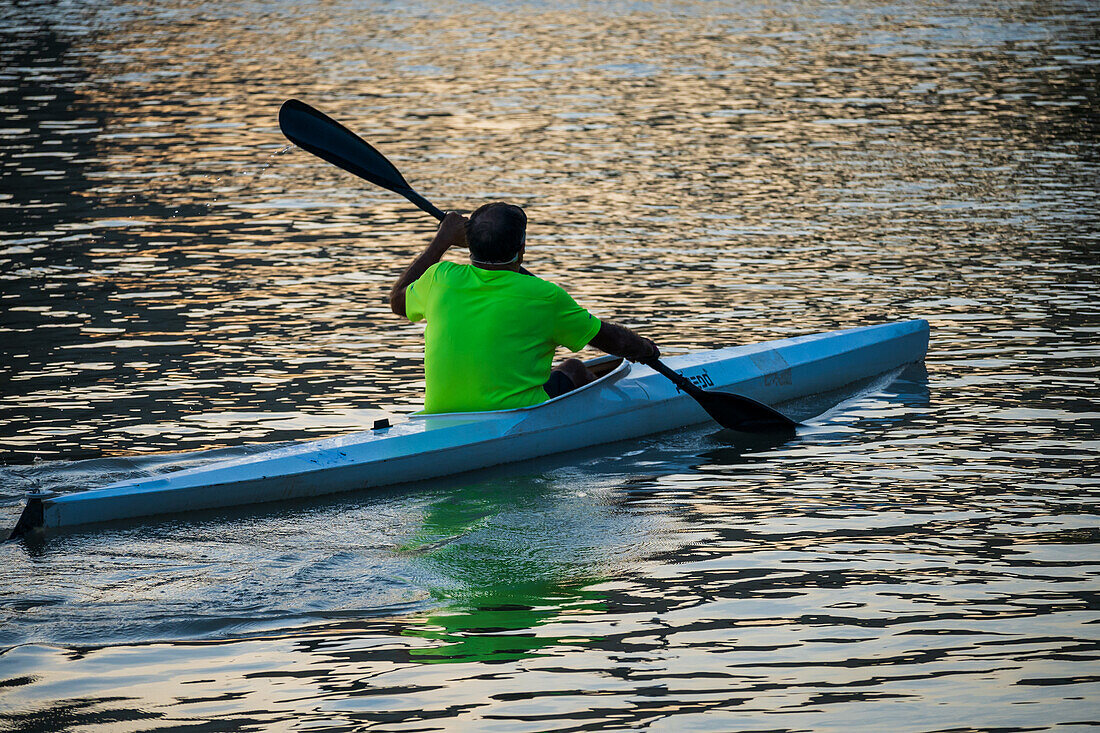 Kajakfahrer bei Sonnenuntergang auf dem Fluss Ebro, Zaragoza, Spanien