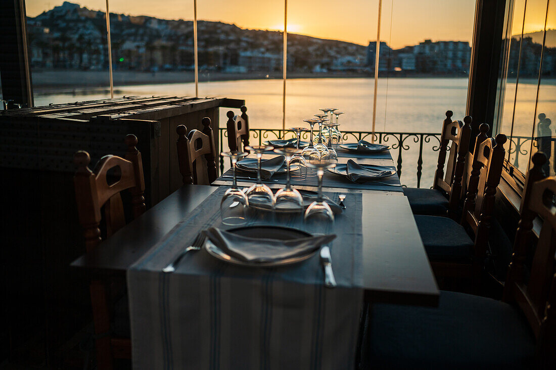 Restaurant an der Küste bei Sonnenuntergang in Peñiscola, Castellon, Valencianische Gemeinschaft, Spanien