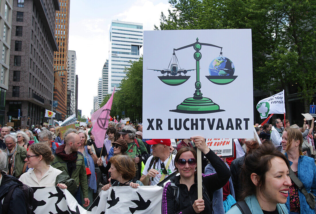 Umweltaktivisten versammeln sich während eines Protestmarsches im Finanzviertel Zuidas am 31. Mai 2024 in Amsterdam, Niederlande. Tausende von Umweltaktivisten und Unterstützern demonstrieren gegen die Lobby der großen Unternehmen, deren Einfluss auf die Politik, die Klima- und Umweltkrise und deren Folgen und fordern eine Bürgerversammlung für eine gerechte Klimapolitik.