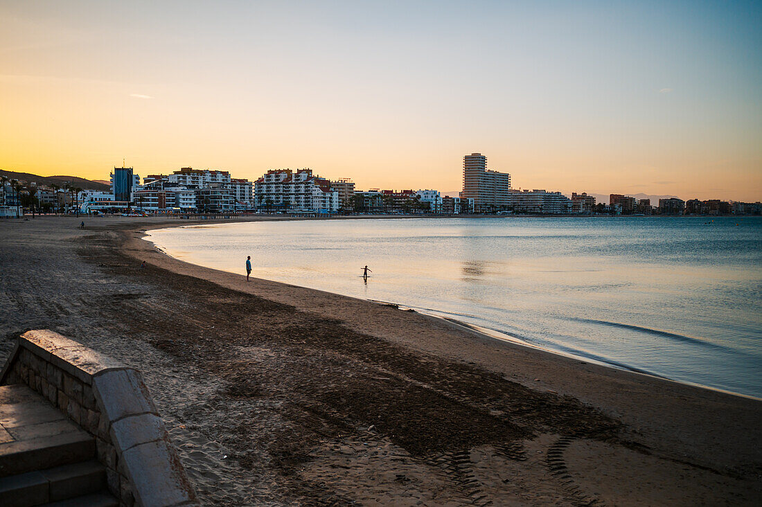 Strand von Peñiscola bei Sonnenuntergang, Castellon, Valencianische Gemeinschaft, Spanien