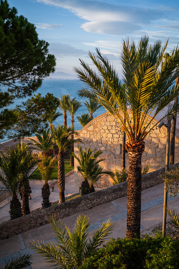 Artilleriepark in der Burg Papa Luna, Peñiscola, Castellon, Valencianische Gemeinschaft, Spanien