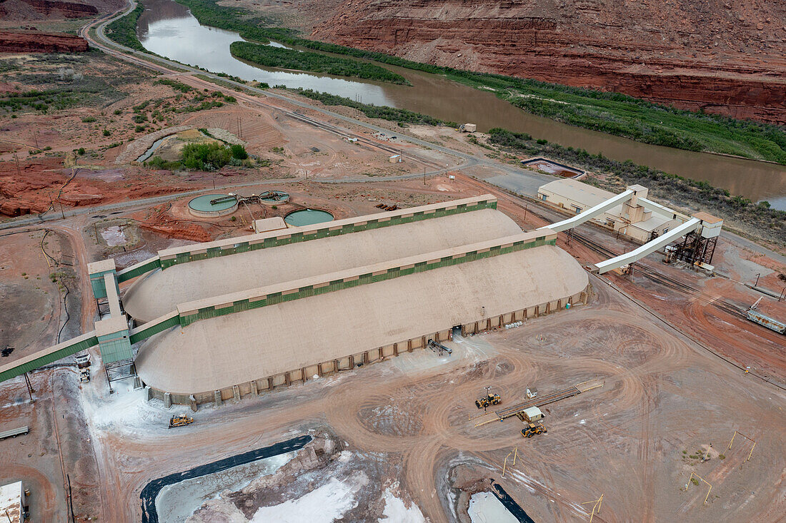 Die Verarbeitungsanlage der Intrepid Potash Mine in der Nähe von Moab, Utah. Im Vordergrund sind die langen Kalilagergebäude zu sehen.