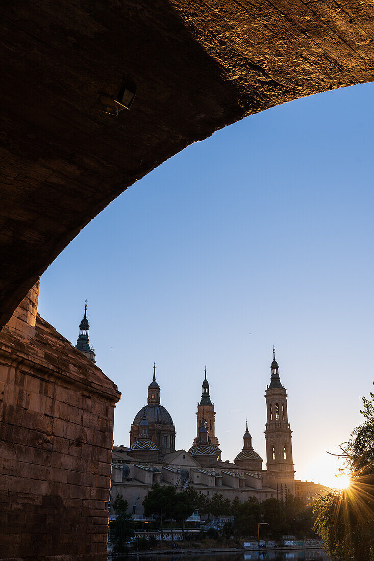 Kathedrale-Basilika Unserer Lieben Frau von der Säule bei Sonnenuntergang, Zaragoza, Spanien