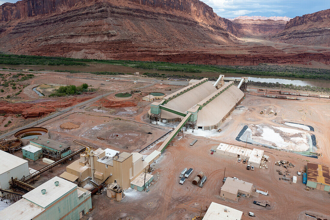 Die Verarbeitungsanlage der Intrepid Potash Mine in der Nähe von Moab, Utah. Im Vordergrund sind die langen Kalilagergebäude zu sehen.