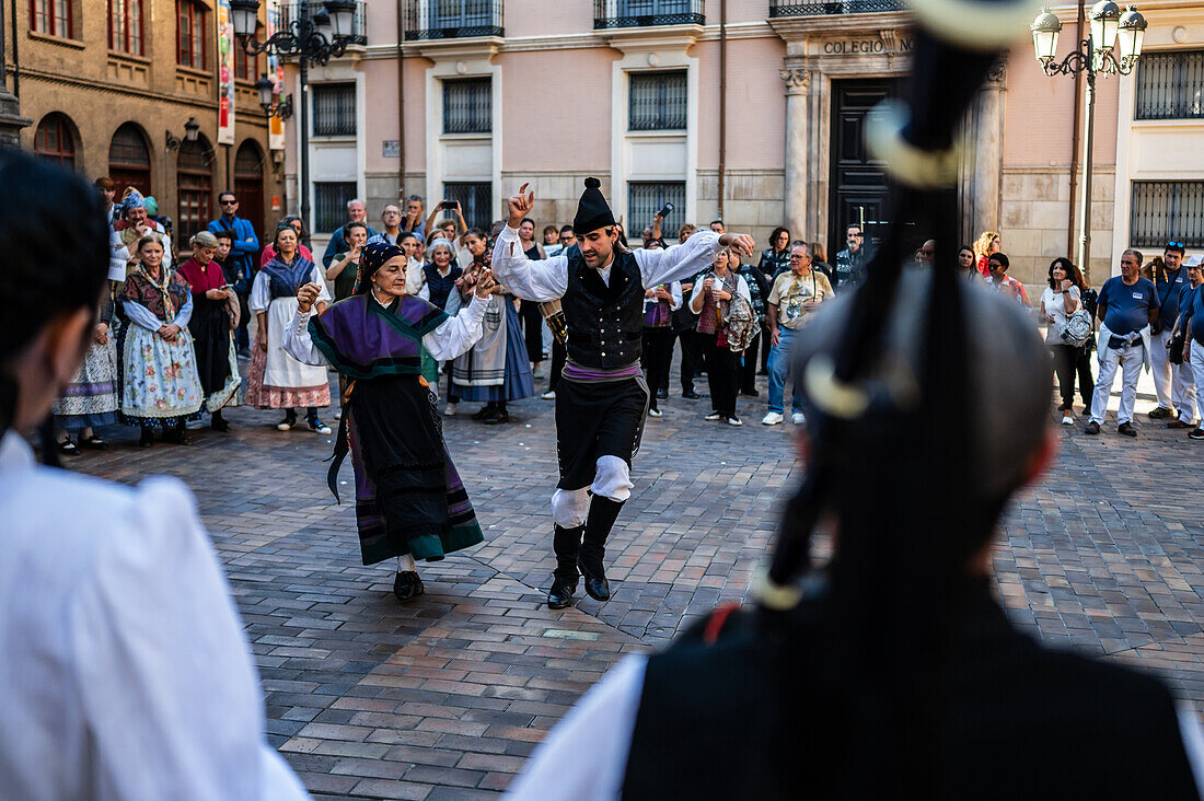 Jota-Tänzer auf der Plaza del Justicia in Zaragoza, Spanien