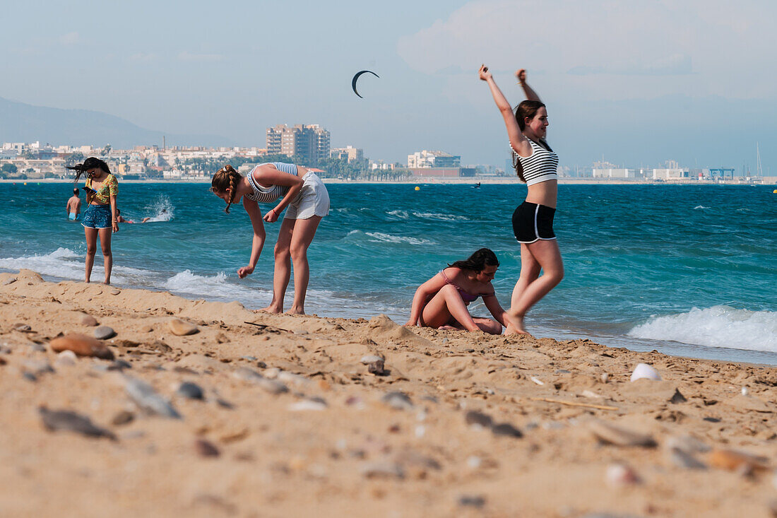 Menschen genießen einen sonnigen Tag am Strand von Peñiscola, Castellon, Valencianische Gemeinschaft, Spanien