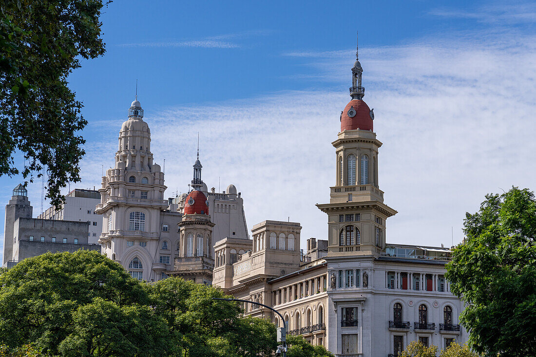 Die Zwillingskuppeln des Inmobiliaria-Gebäudes, Mitte, mit dem Turm des Palacio Barolo links. Buenos Aires, Argentinien.