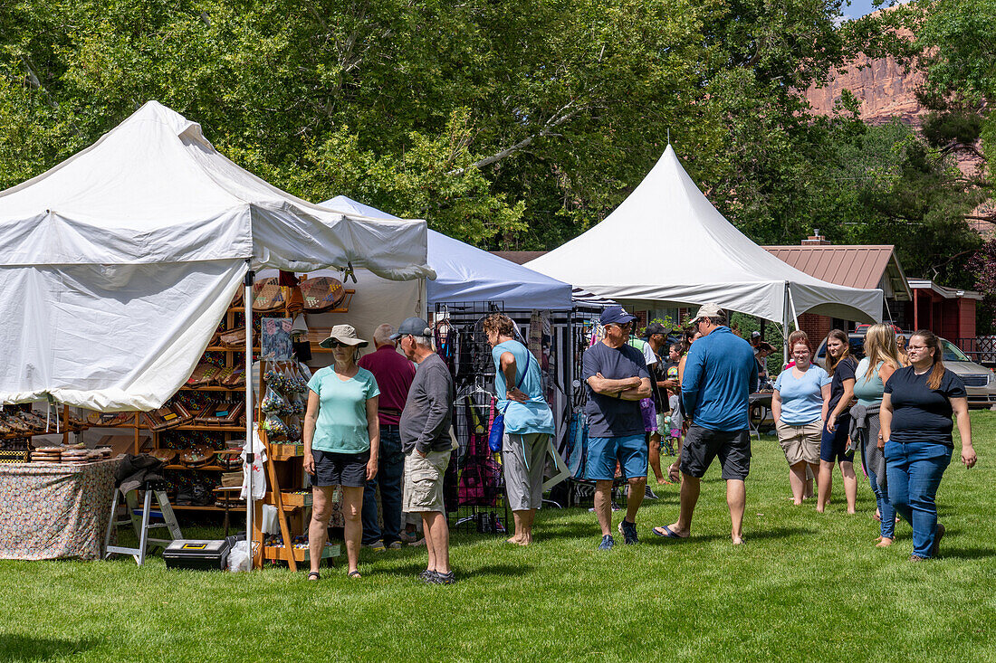 Menschen beim Stöbern und Einkaufen auf dem jährlichen Moab Arts Festival in Moab, Utah.