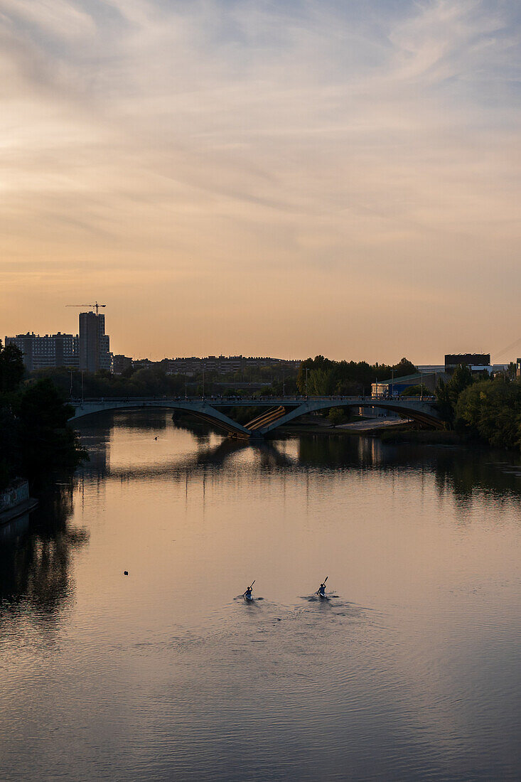 Kajakfahrer bei Sonnenuntergang auf dem Fluss Ebro, Zaragoza, Spanien