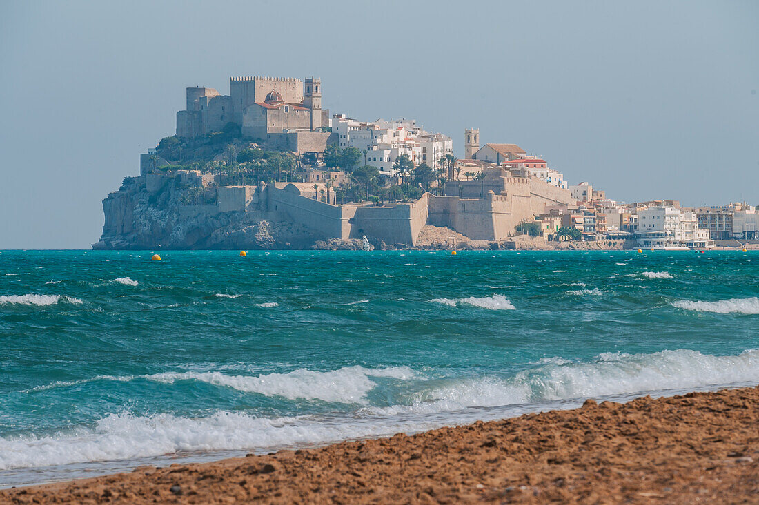 Blick auf die Burg Papa Luna in Peñiscola vom Strand aus, Castellon, Valencianische Gemeinschaft, Spanien