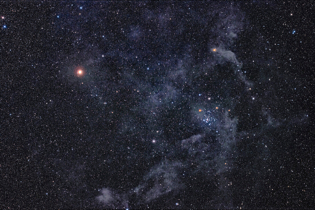 Dies ist der helle, große und farbenfrohe Sternhaufen NGC 2516 in Carina, auch bekannt als Südlicher Bienenstockhaufen, in der Nähe des hellen Sterns Avior (Epsilon Carinae) in Carina, dem untersten Stern der Sterngruppe Falsches Kreuz.