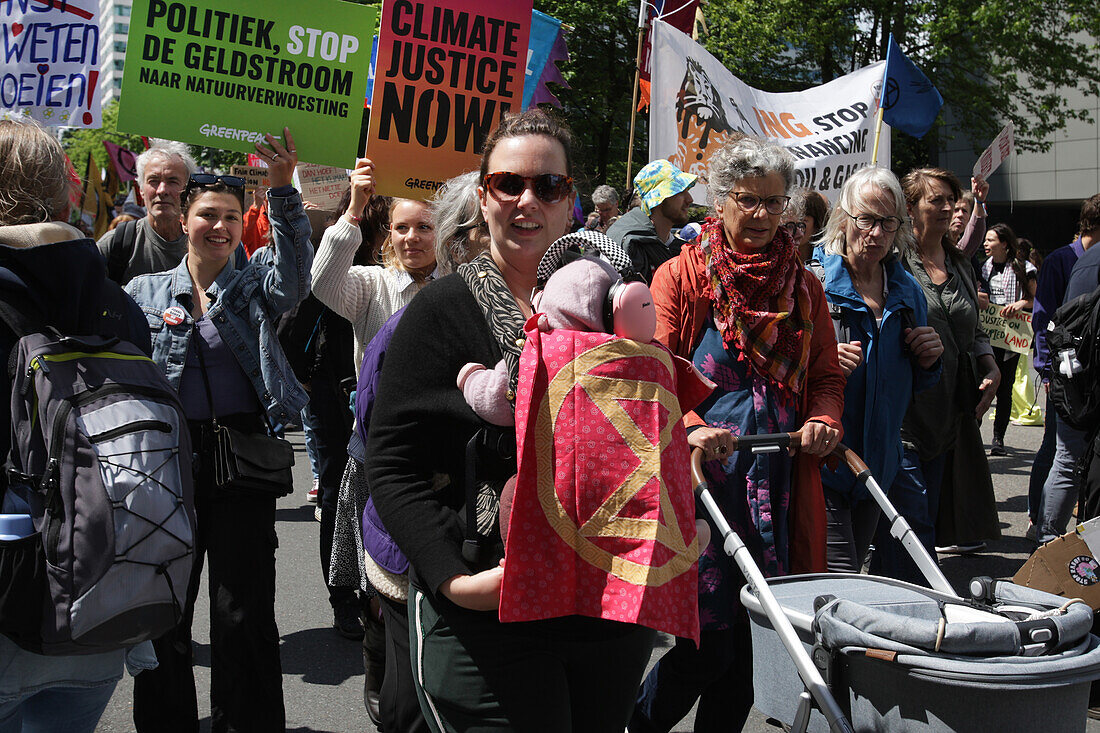 Umweltaktivisten versammeln sich während eines Protestmarsches im Finanzviertel Zuidas am 31. Mai 2024 in Amsterdam, Niederlande. Tausende von Umweltaktivisten und Unterstützern demonstrieren gegen die Lobby der großen Unternehmen, deren Einfluss auf die Politik, die Klima- und Umweltkrise und deren Folgen und fordern eine Bürgerversammlung für eine gerechte Klimapolitik.