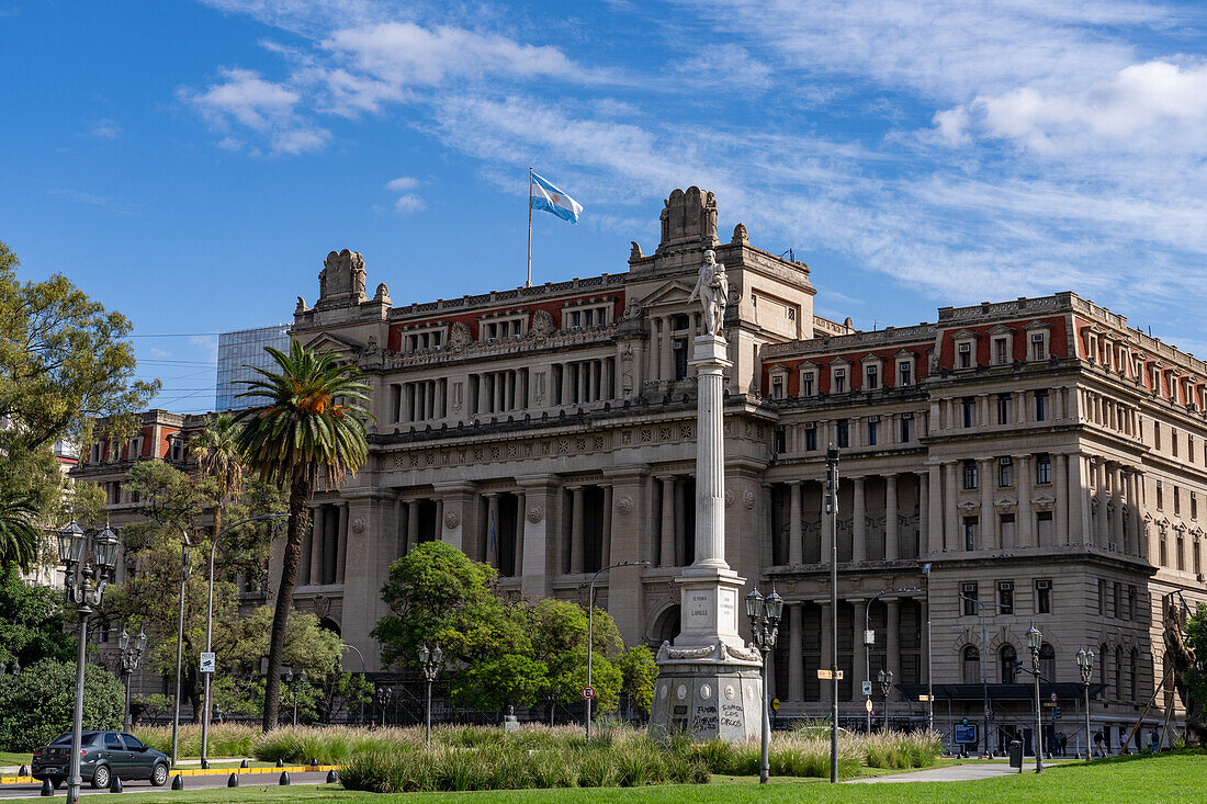 Der Gerichtspalast oder Justizpalast und das Lavalle-Denkmal im Stadtteil San Nicolas von Buenos Aires, Argentinien. Hauptsitz der Justiz und des Obersten Gerichtshofs von Argentinien.