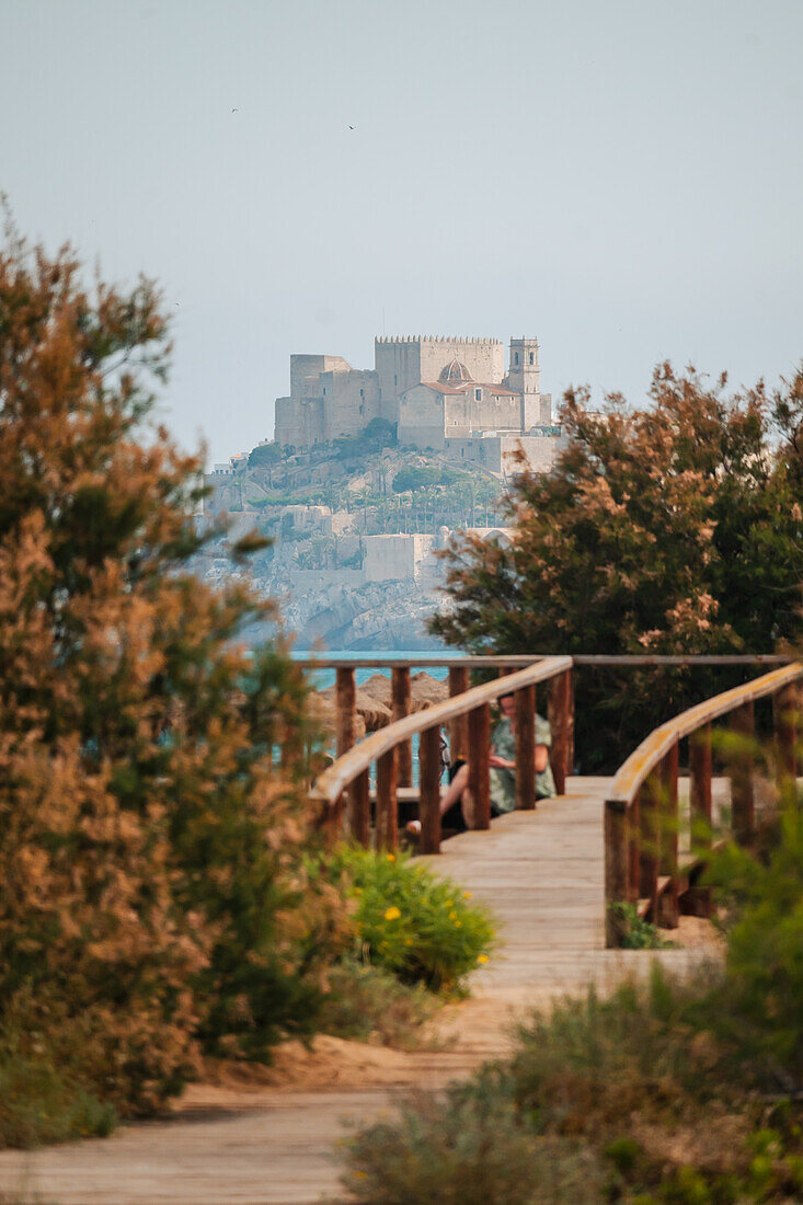 Blick auf die Burg Papa Luna in Peñiscola vom Strand aus, Castellon, Valencianische Gemeinschaft, Spanien