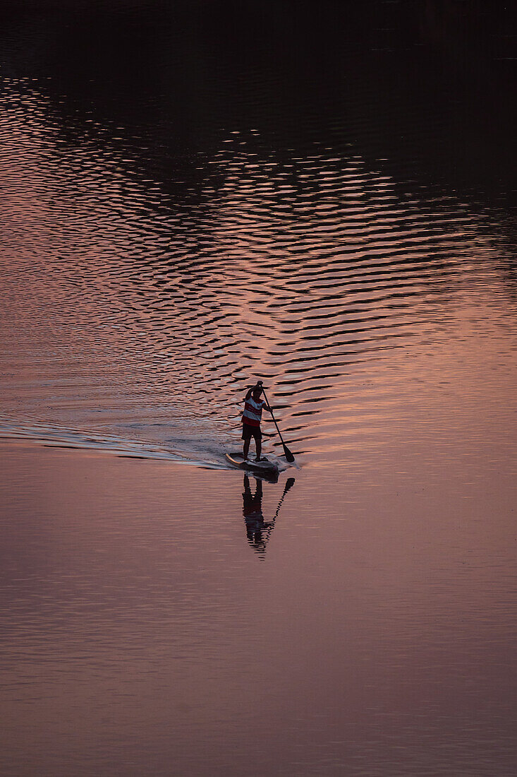 Standup-Paddleboarding bei Sonnenuntergang auf dem Ebro, Zaragoza, Spanien