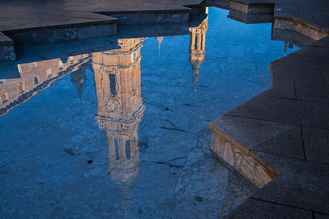 Die Kathedrale-Basilika Unserer Lieben Frau von der Säule spiegelt sich im Wasser des Brunnens auf dem Platz El Pilar, Zaragoza, Spanien