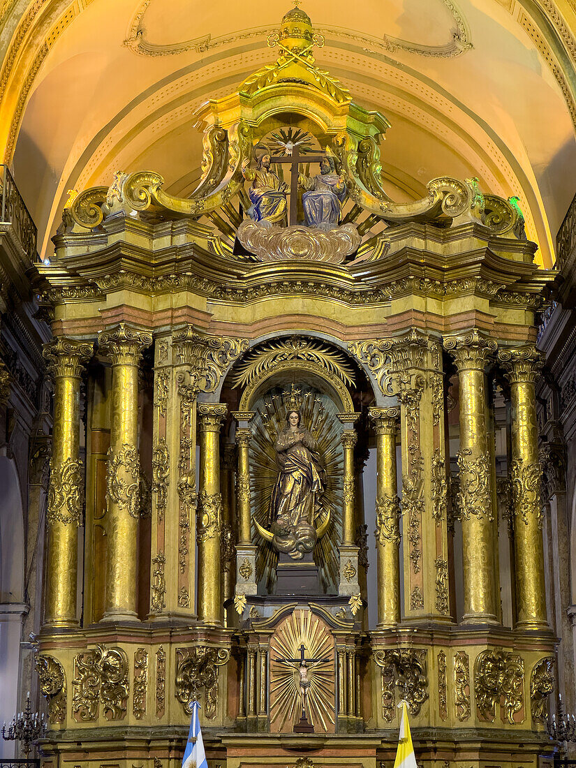 Das Hauptaltarbild in der Apsis der Metropolitan-Kathedrale, Buenos Aires, Argentinien. Die Statue der Jungfrau Maria stammt von dem spanischen Bildhauer Isidro Lorea aus dem Jahr 1785.