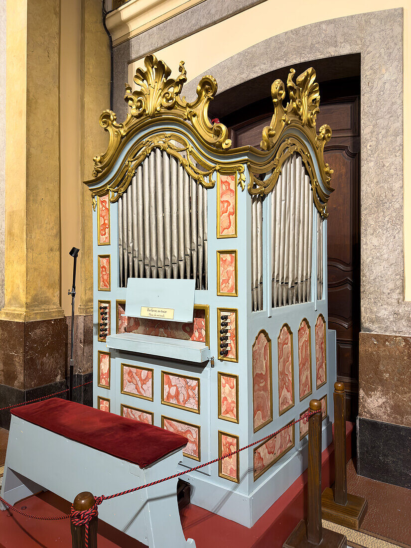 Eine historische Pfeifenorgel in der Metropolitan-Kathedrale, Buenos Aires, Argentinien.