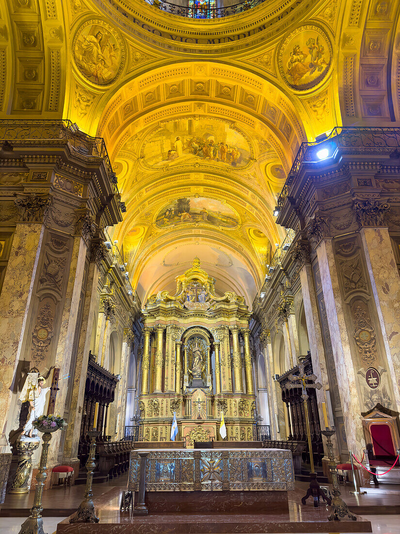 Das Hauptaltarbild in der Apsis der Metropolitan-Kathedrale, Buenos Aires, Argentinien. Die Statue der Jungfrau Maria stammt von dem spanischen Bildhauer Isidro Lorea aus dem Jahr 1785.