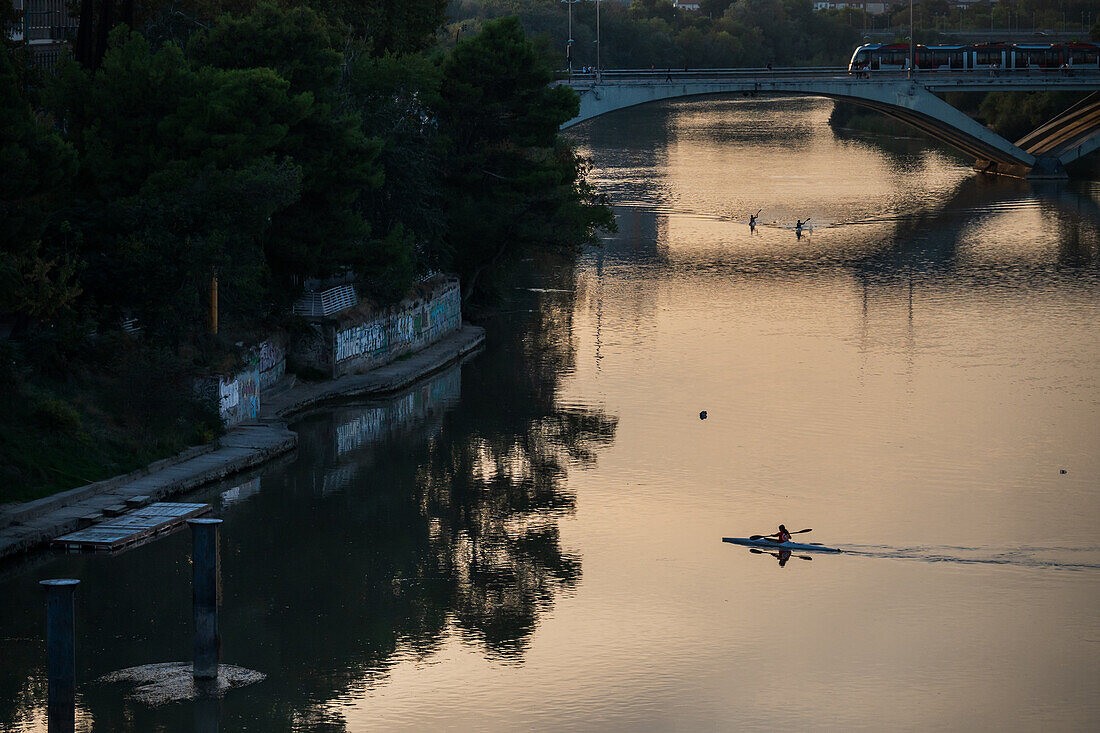 Kajakfahrer bei Sonnenuntergang auf dem Fluss Ebro, Zaragoza, Spanien