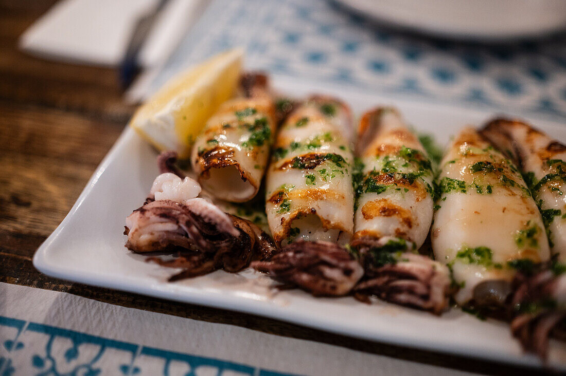 Gegrillter Tintenfisch im Restaurant La Arbica in Peñiscola, Castellon, Valencianische Gemeinschaft, Spanien