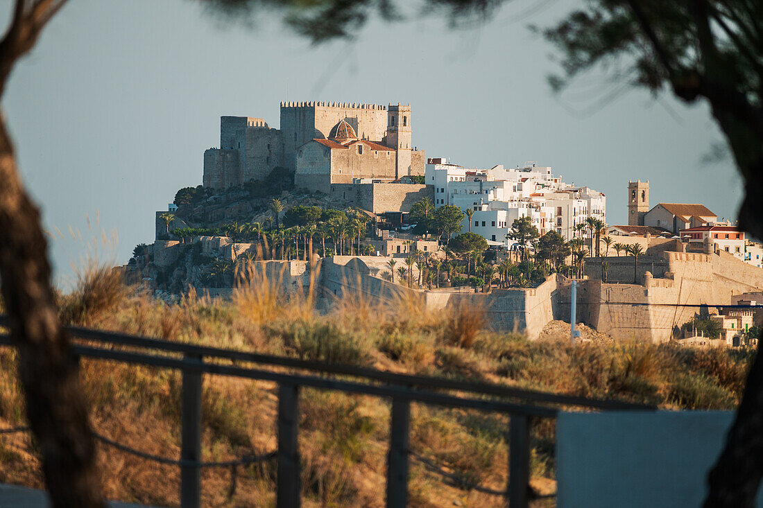 Blick auf die Burg Papa Luna in Peñiscola vom Strand aus, Castellon, Valencianische Gemeinschaft, Spanien