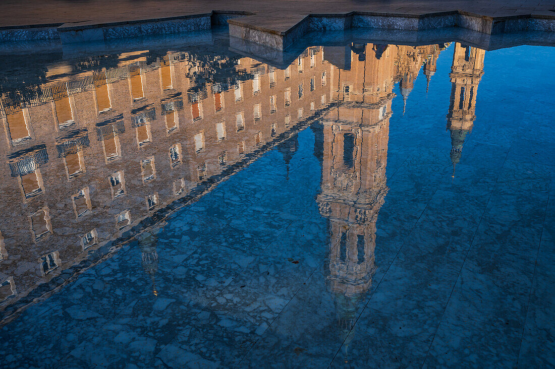 Die Kathedrale-Basilika Unserer Lieben Frau von der Säule spiegelt sich im Wasser des Brunnens auf dem Platz El Pilar, Zaragoza, Spanien