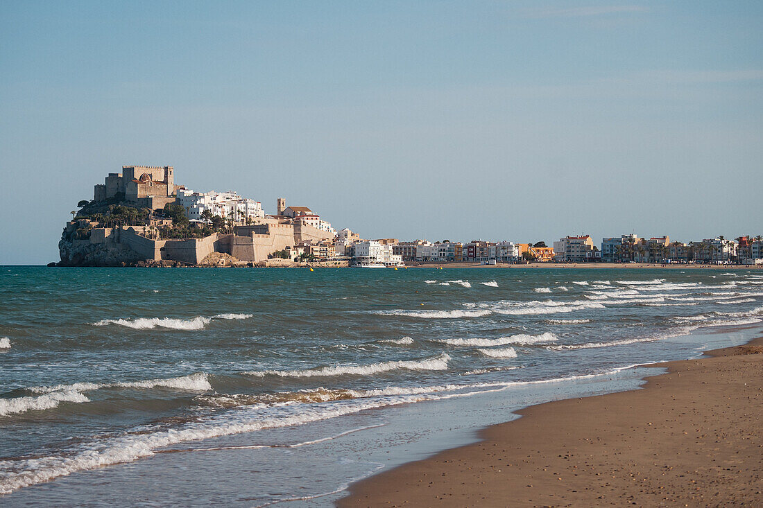 Blick auf die Burg Papa Luna in Peñiscola vom Strand aus, Castellon, Valencianische Gemeinschaft, Spanien