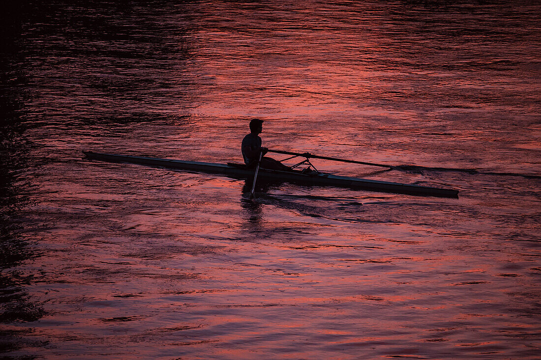 Kajakfahrer bei Sonnenuntergang auf dem Fluss Ebro, Zaragoza, Spanien