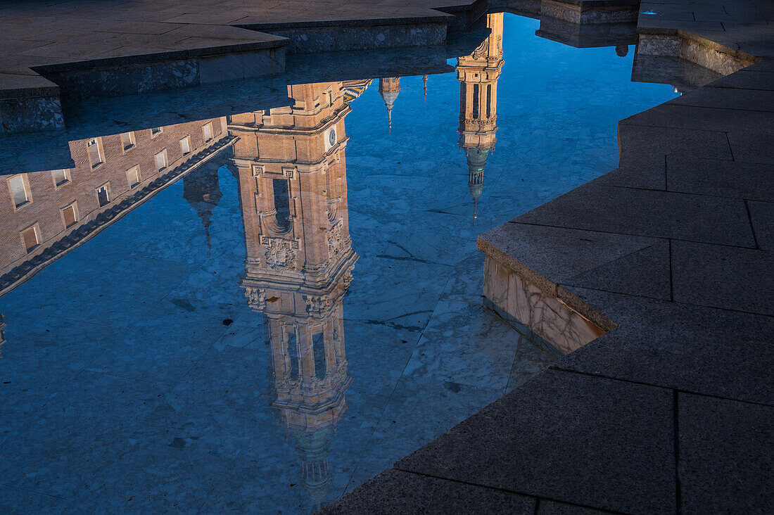 Die Kathedrale-Basilika Unserer Lieben Frau von der Säule spiegelt sich im Wasser des Brunnens auf dem Platz El Pilar, Zaragoza, Spanien