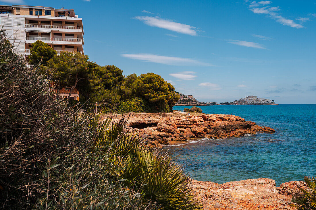 Blick auf die Burg Papa Luna in Peñiscola vom Strand aus, Castellon, Valencianische Gemeinschaft, Spanien