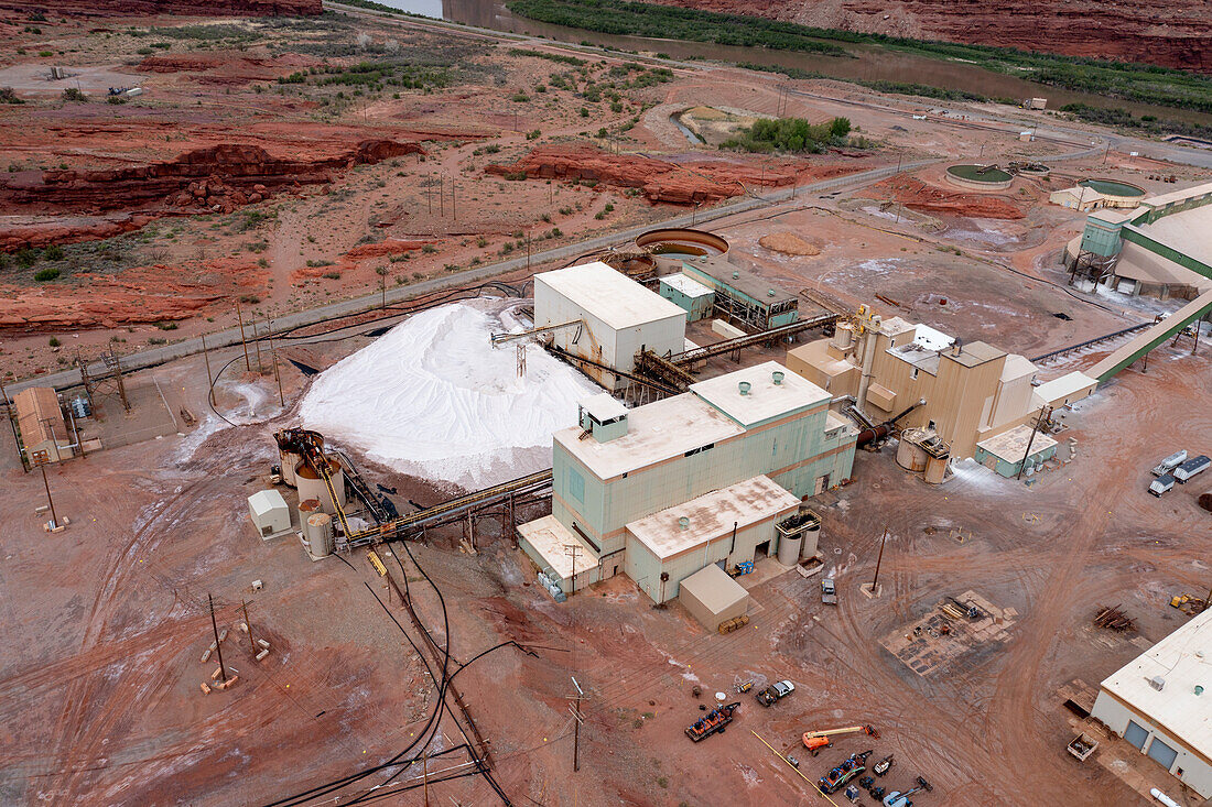 Die Verarbeitungsanlage der Intrepid Potash Mine in der Nähe von Moab, Utah. Ein Salzhaufen befindet sich hinter der Schlichteanlage.