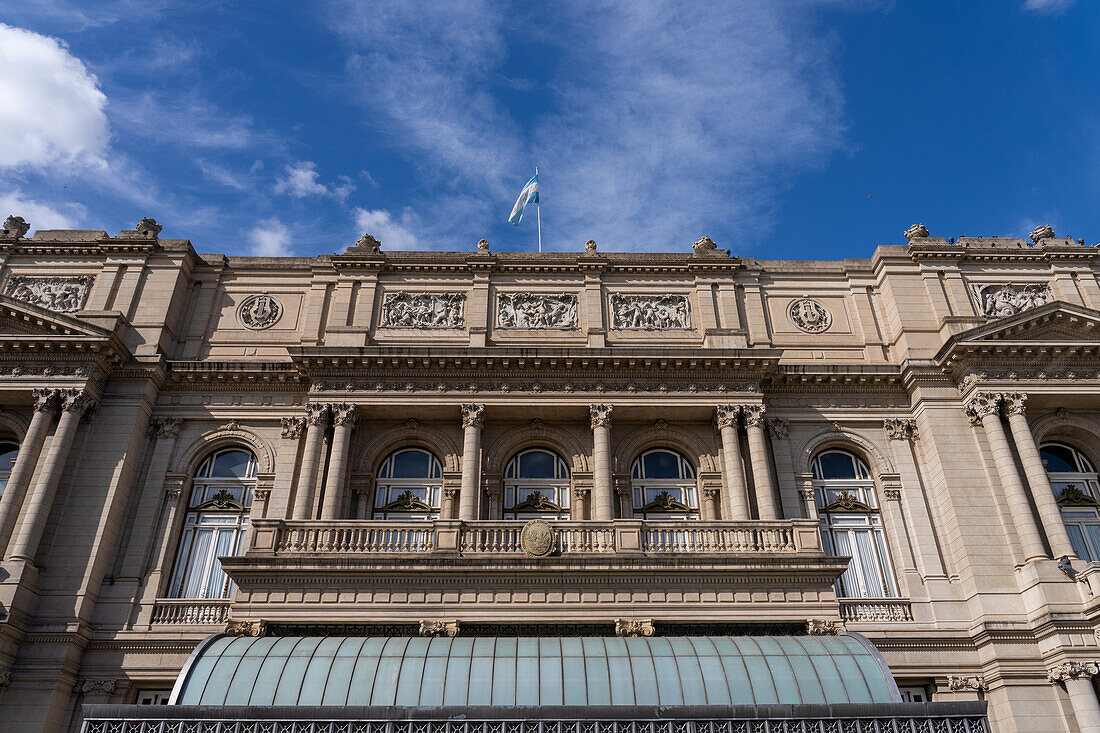 Die Fassade des Opernhauses Teatro Colon in Buenos Aires, Argentinien, mit Blick auf die Straße Libertad.