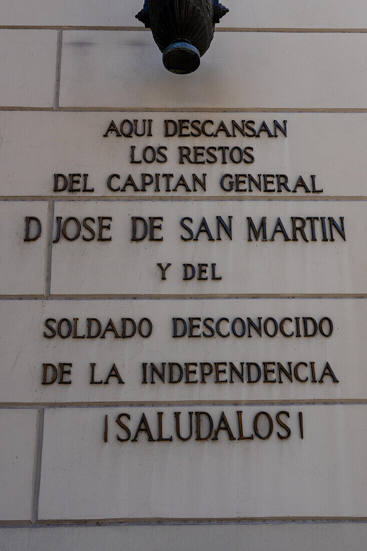 Schild an der Metropolitan-Kathedrale in Buenos Aires, Argentinien, das besagt, dass sich darin die Gräber von San Martin und dem Unbekannten Soldaten befinden.