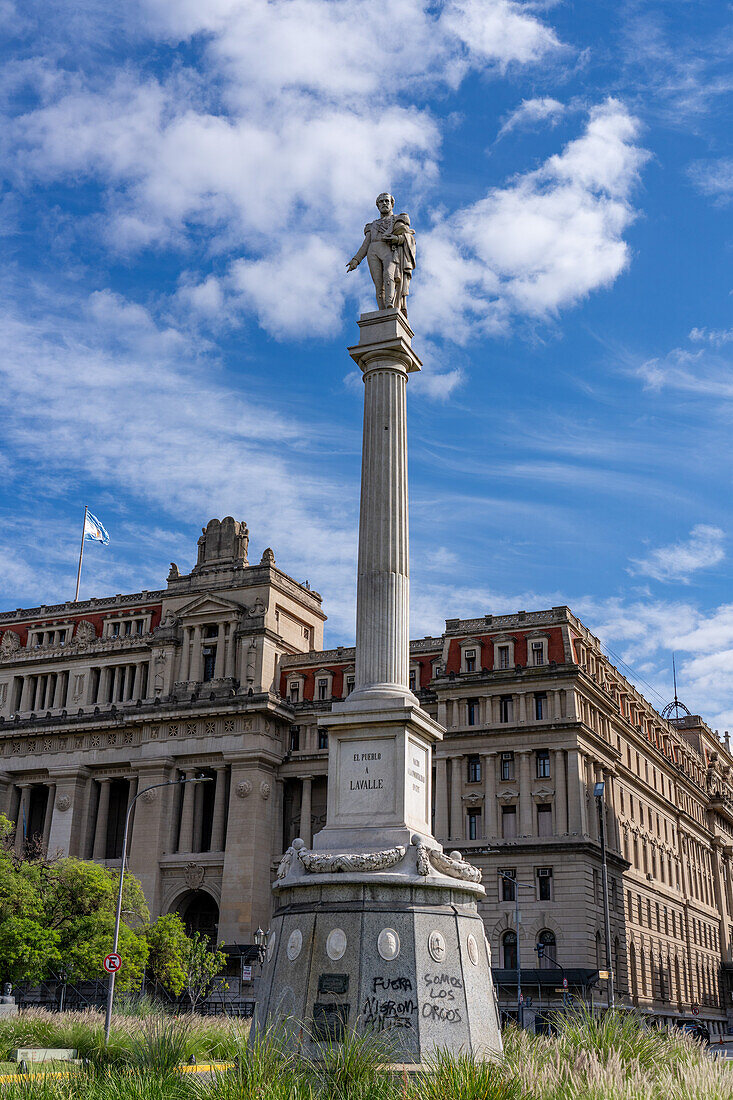 Der Gerichtspalast oder Justizpalast und das Lavalle-Denkmal im Stadtteil San Nicolas von Buenos Aires, Argentinien. Hauptsitz der Justiz und des Obersten Gerichtshofs von Argentinien.