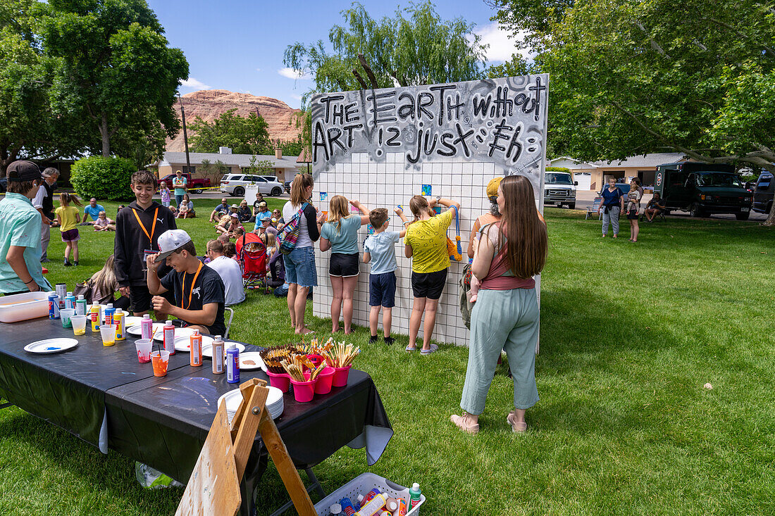 Kinder malen ein Wandgemälde auf dem jährlichen Moab Arts Festival in Moab, Utah.