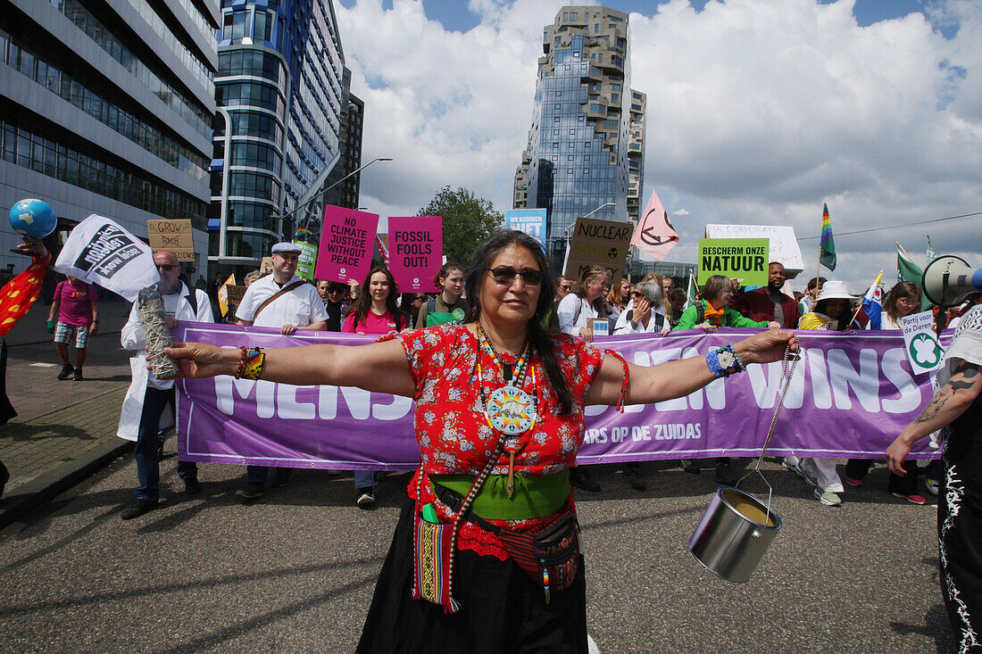 Umweltaktivisten versammeln sich während eines Protestmarsches im Finanzviertel Zuidas am 31. Mai 2024 in Amsterdam, Niederlande. Tausende von Umweltaktivisten und Unterstützern demonstrieren gegen die Lobby der großen Unternehmen, deren Einfluss auf die Politik, die Klima- und Umweltkrise und deren Folgen und fordern eine Bürgerversammlung für eine gerechte Klimapolitik.