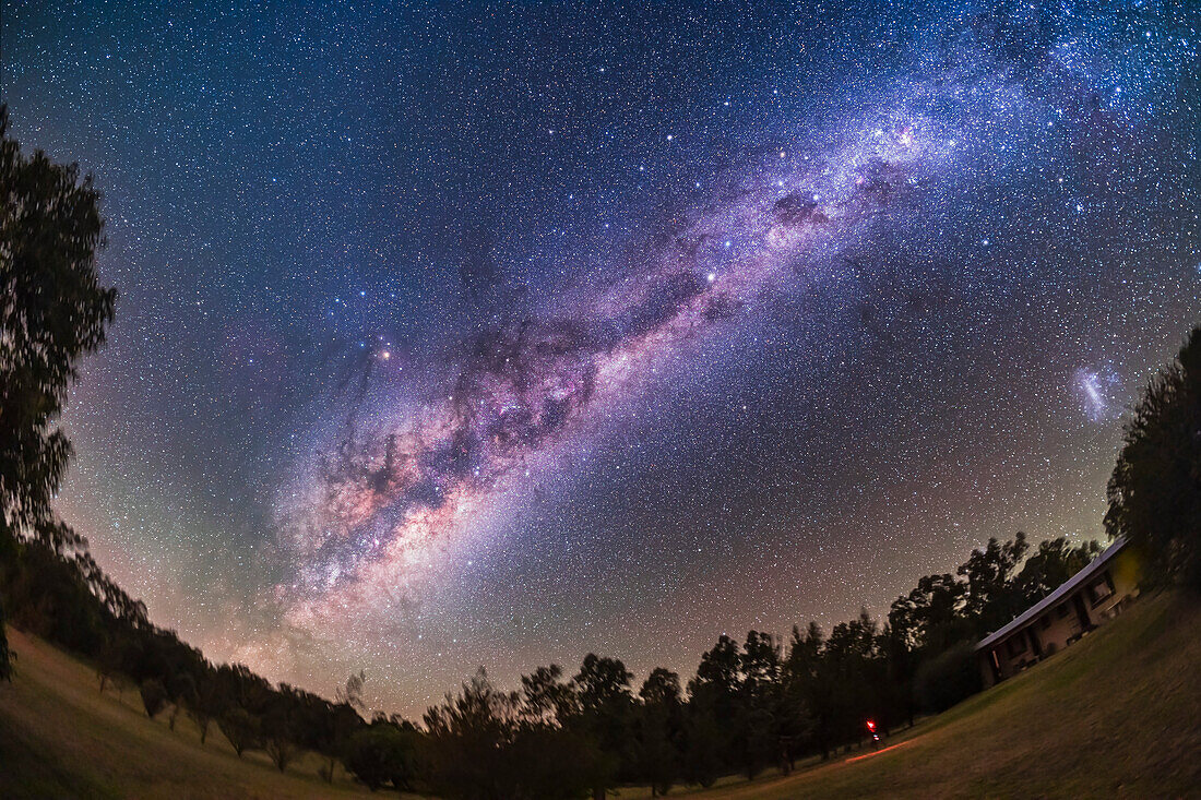 Der galaktische Kernbereich der Milchstraße in Sagittarius und Scorpius erhebt sich im Osten links, während die spektakulären südlichen Ausläufer der Milchstraße von Centaurus bis Carina hoch im Süden zu sehen sind. Das Dunkle Emu aus dunklen Staubbahnen in der Milchstraße ist hier voll sichtbar. Scorpius erhebt sich links an der Seite, während das Kreuz des Südens rechts oben hoch im Süden zu sehen ist.