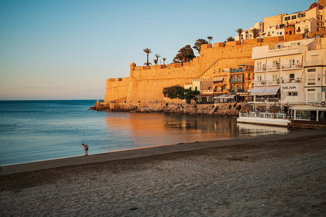 Blick auf die Burg Papa Luna in Peñiscola vom Strand aus, Castellon, Valencianische Gemeinschaft, Spanien