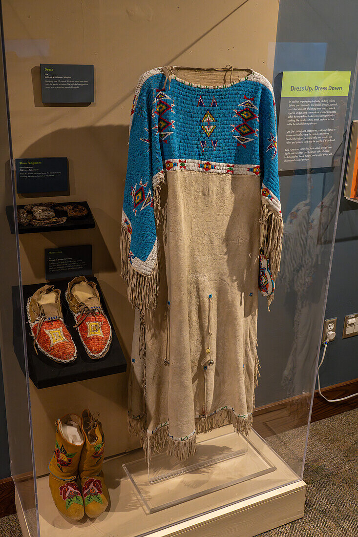 Ein perlenbesetztes Kleid und Mokassins der Ute-Indianer im BYU Museum of Peoples and Cultures in Provo, Utah. Die Mokassins sind mit gefärbten Stachelschweinfedern verziert.